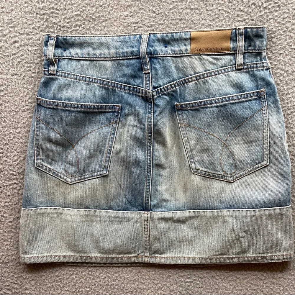 Calvin Klein denim mini skirt Size 30 w/pockets new w/tags distressed stone blue - Picture 2 of 14